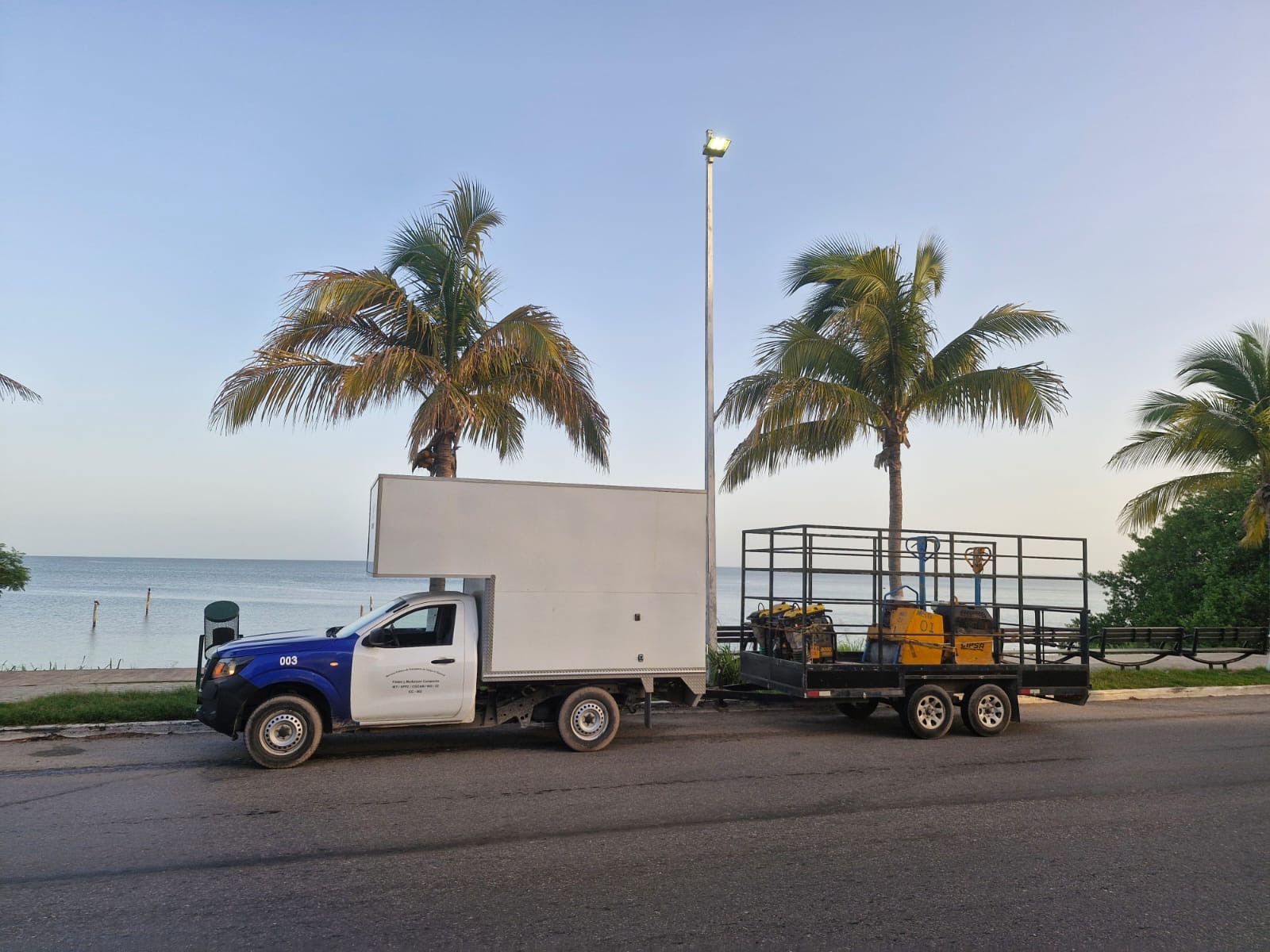 Unidad de caja cerrada con remolque transportando equipo